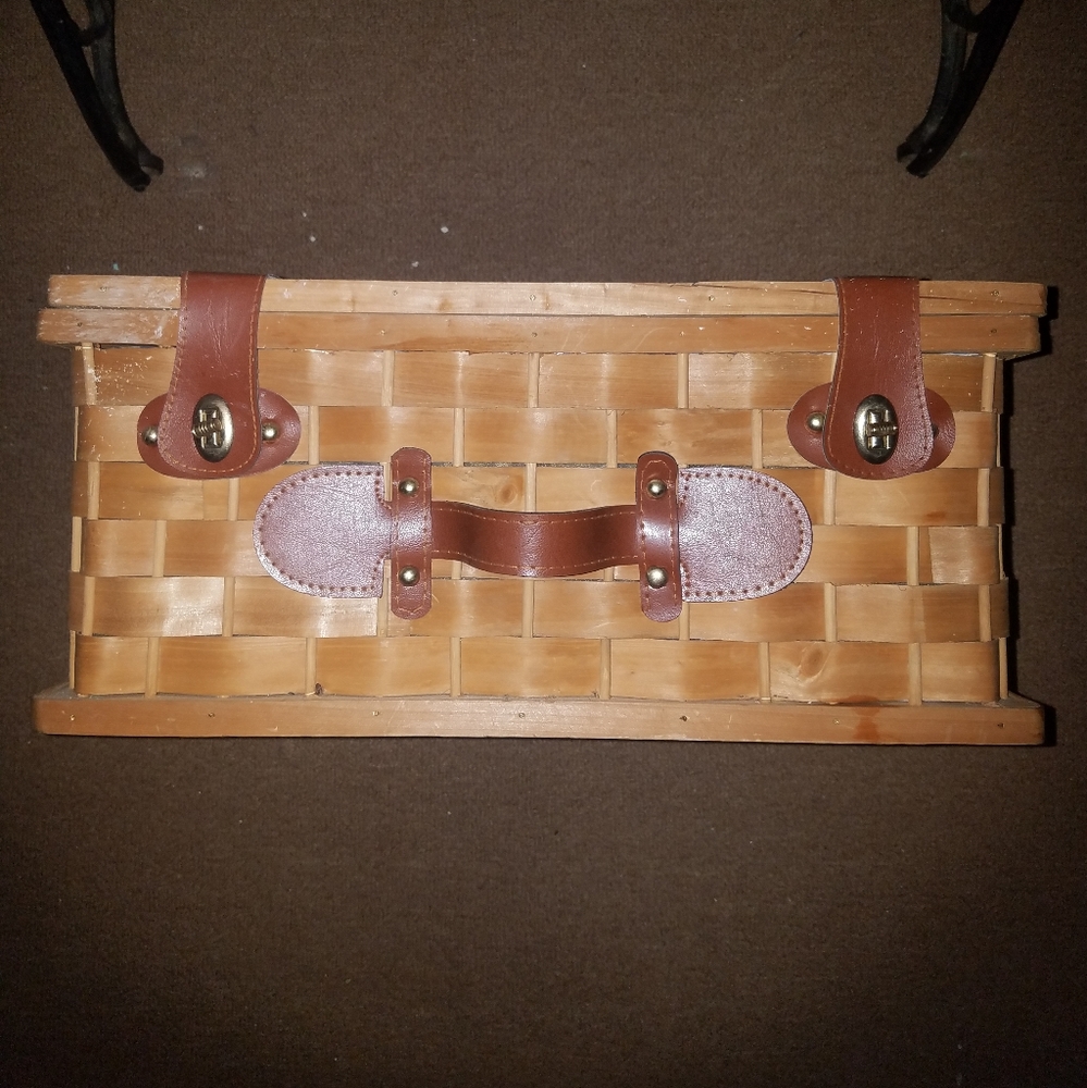 Vintage Wicker Picnic Basket - Picture 2 of 7